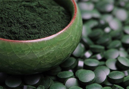 Spirulina – magiczna alga. Właściwości, efekty. Spirulina na włosy - jak działa?