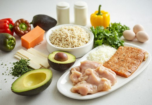 Dieta wysokobiałkowa: kompletny przewodnik po zasadach, efektach i produktach.