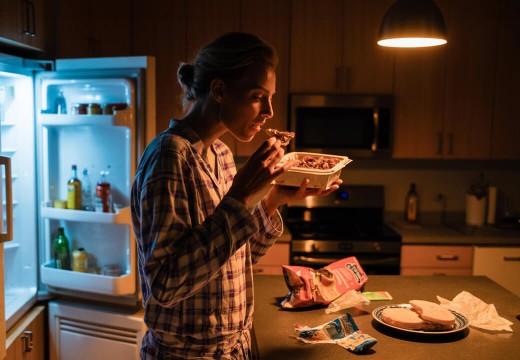 Czym jest nocne podjadanie? Jakie są przyczyny i sposoby radzenia sobie z zachciankami?